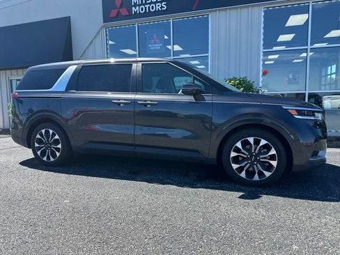 Used 2023 Kia Carnival EX FWD image 4