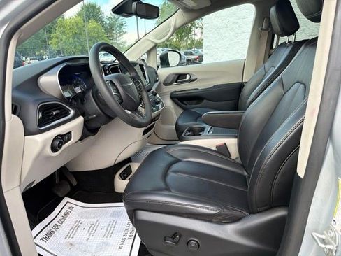 Used 2023 Chrysler Pacifica Touring-L FWD image 14