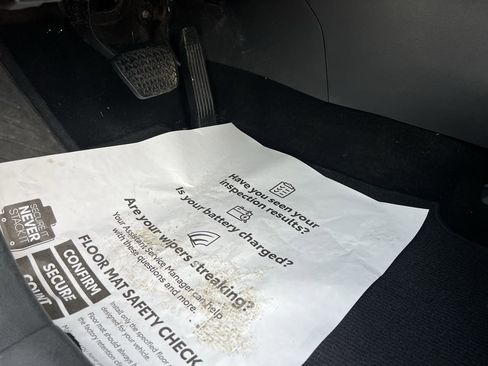 Used 2022 Toyota RAV4 XLE w/ Carpet Mat Package (TMS) image 17