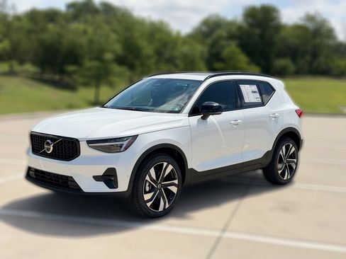 New 2026 Volvo XC40 B5 Plus w/ Climate Package AWD/4WD image 3