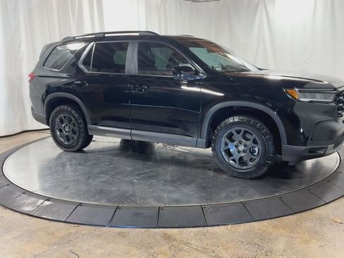 Used 2025 Honda Pilot TrailSport image 3