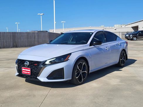 Used 2024 Nissan Altima 2.5 SR w/ SR Premium Package image 1