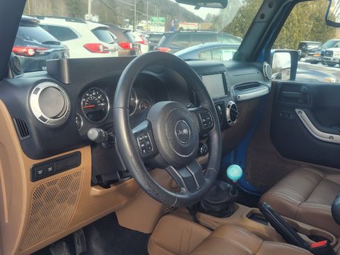 Used 2011 Jeep Wrangler Unlimited Rubicon w/ Dual Top Group image 13