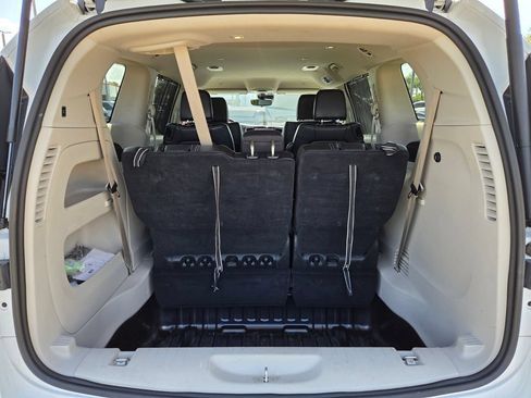 Used 2023 Chrysler Pacifica Touring-L FWD image 9