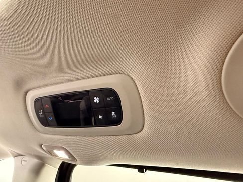 Used 2023 Chrysler Pacifica Limited FWD image 15