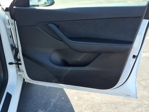 Used 2022 Tesla Model Y Long Range AWD/4WD image 18