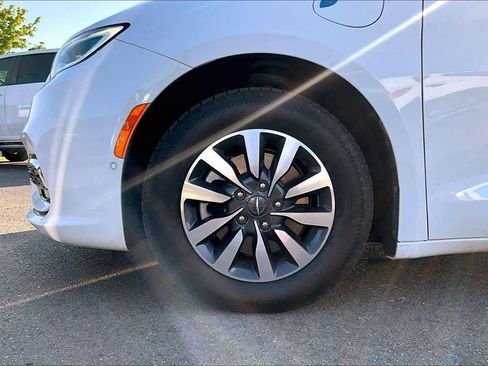 Used 2022 Chrysler Pacifica Touring-L w/ Uconnect Theater Family Group FWD image 2