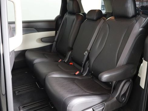 Used 2023 Kia Carnival LX FWD image 16
