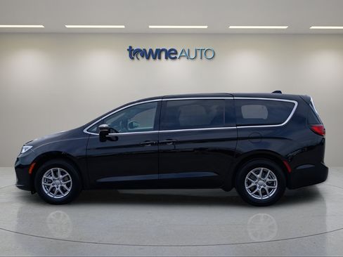 Used 2026 Chrysler Pacifica Select FWD image 3