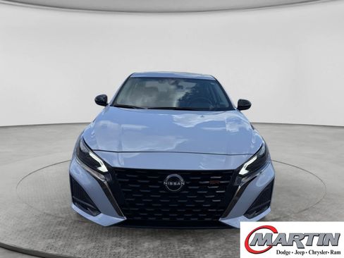 Used 2025 Nissan Altima 2.5 SR w/ SR Premium Package FWD image 2