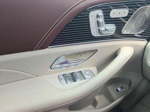 Used 2025 Mercedes-Benz Maybach GLS 600 4MATIC image 27