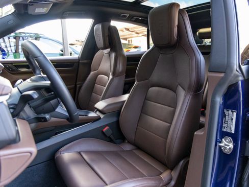 Certified 2025 Porsche Macan 4 Electric image 5