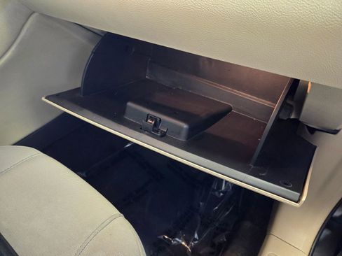 Used 2018 Ford Taurus SE image 50