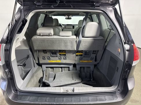Used 2013 Toyota Sienna XLE image 34