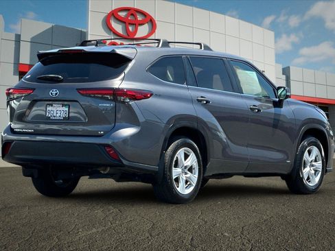 Used 2023 Toyota Highlander LE AWD/4WD image 3