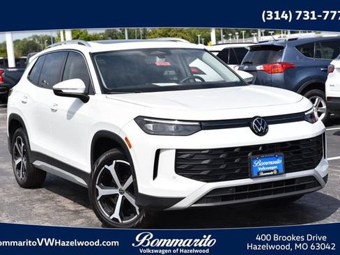 Used 2025 Volkswagen Tiguan SE AWD/4WD image 1