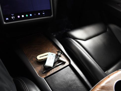 Used 2019 Tesla Model X image 32