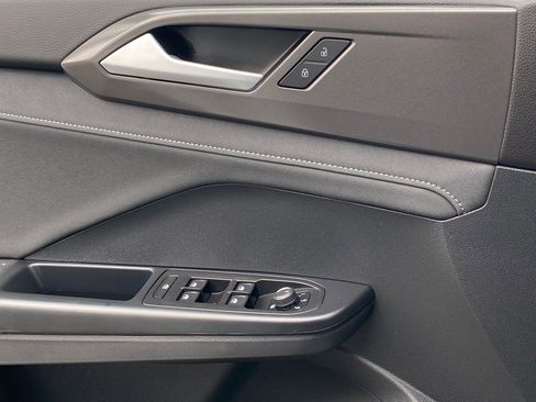 Used 2025 Volkswagen Taos SE image 18