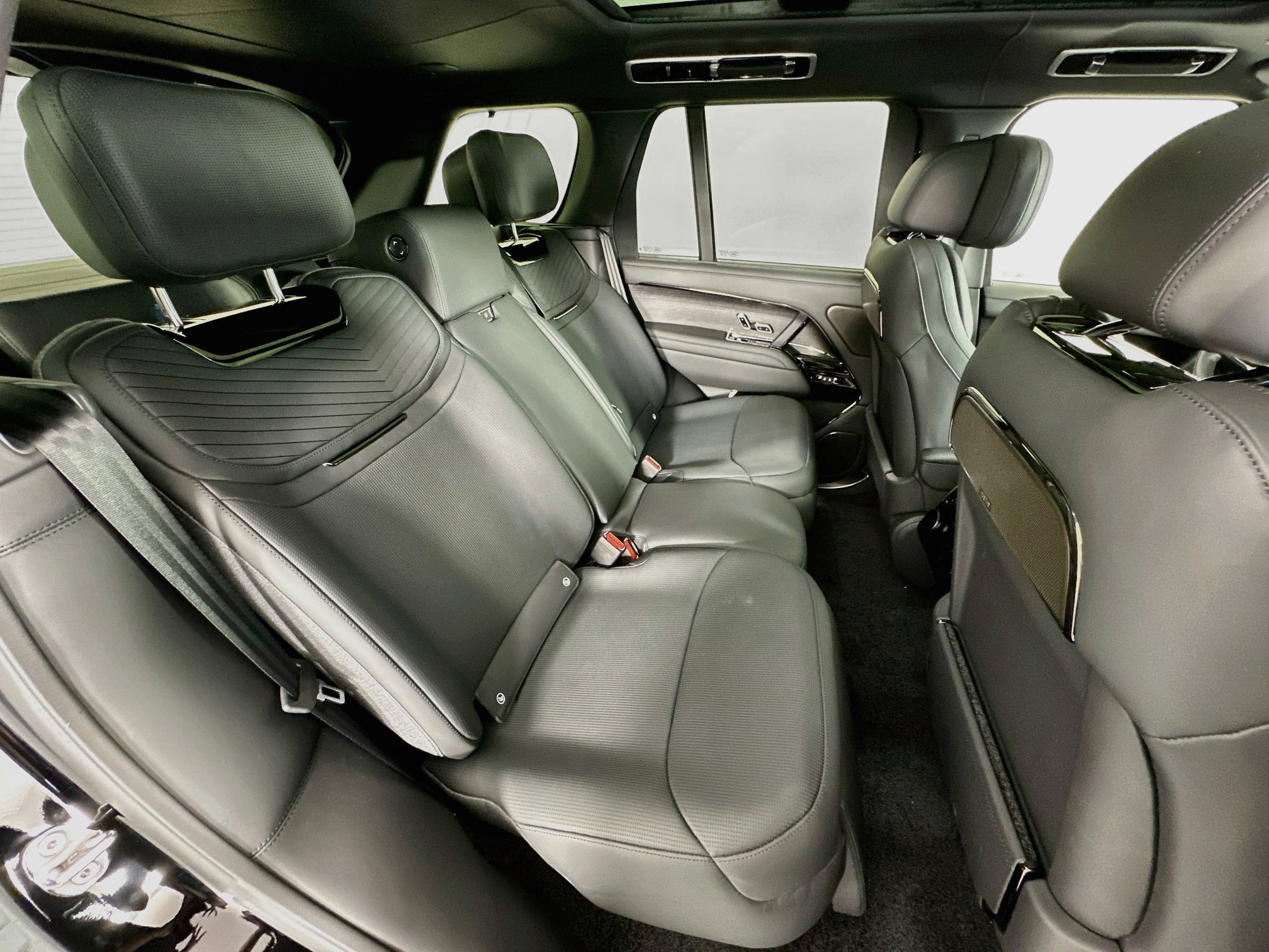 New 2026 Land Rover Range Rover SV AWD/4WD image 25