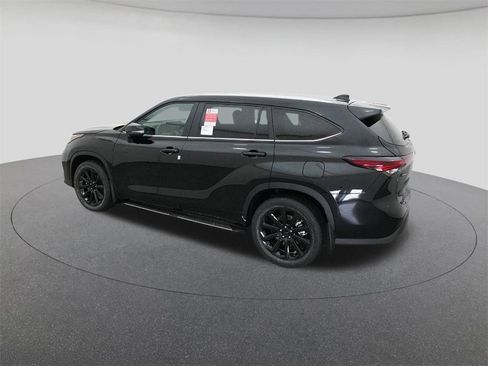 New 2026 Toyota Highlander XLE image 4
