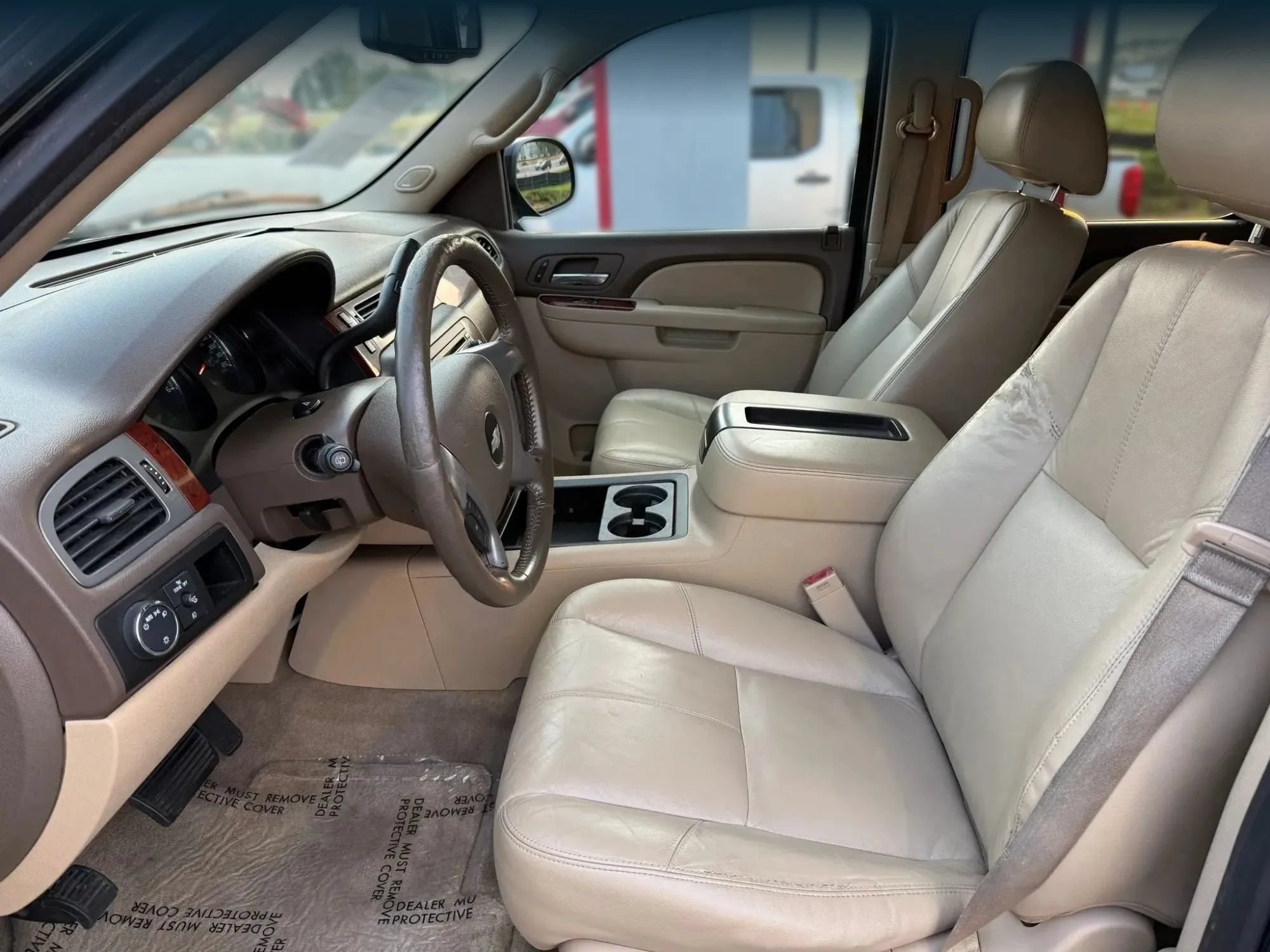 Used 2014 Chevrolet Suburban LT RWD image 2