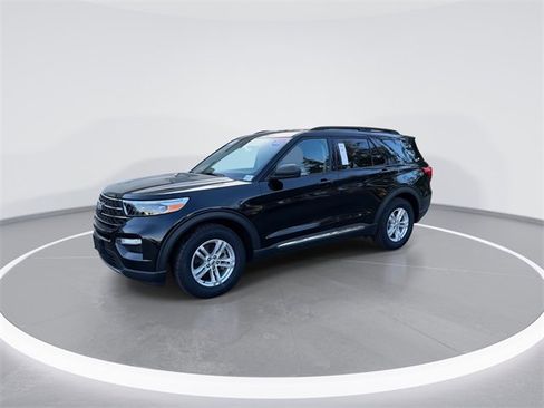 Certified 2021 Ford Explorer XLT w/ Equipment Group 202A image 3