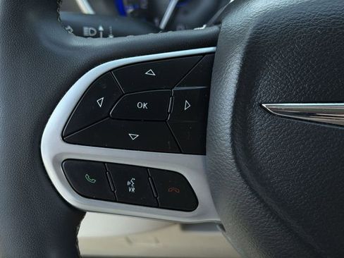 Used 2024 Chrysler Pacifica Touring-L image 27