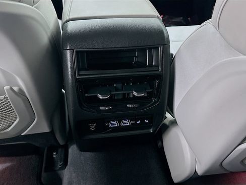 Used 2022 Jeep Grand Cherokee Overland RWD image 25