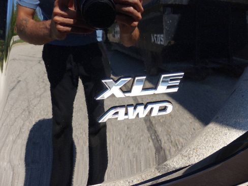Used 2018 Toyota RAV4 XLE AWD/4WD image 9