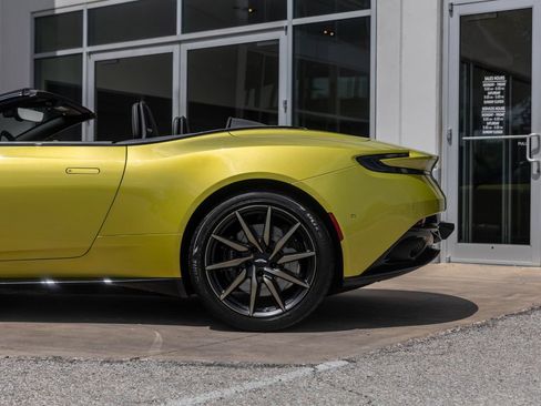Used 2022 Aston Martin DB11 Volante RWD image 16