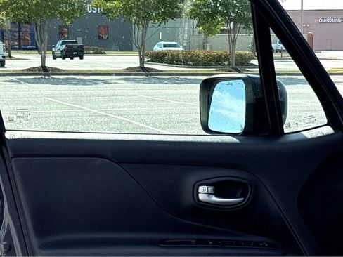 Used 2023 Jeep Renegade Latitude AWD/4WD image 10