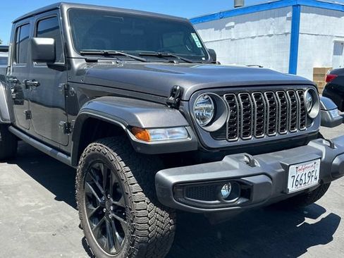 Used 2025 Jeep Gladiator Sport AWD/4WD image 2
