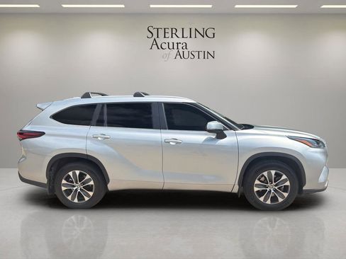 Used 2024 Toyota Highlander XLE FWD image 4