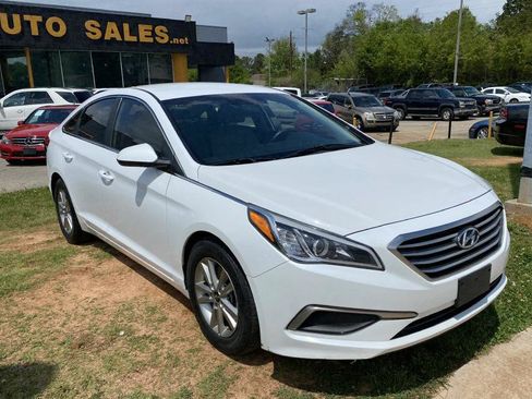 Used 2017 Hyundai Sonata SE FWD image 2