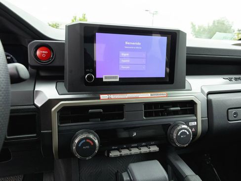 Certified 2025 Toyota Tacoma TRD Off-Road AWD/4WD image 18