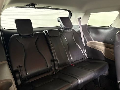 Used 2025 Kia Carnival FWD image 23