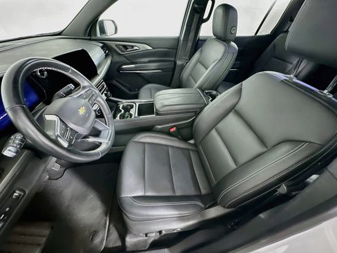Used 2025 Chevrolet Traverse LT FWD image 13