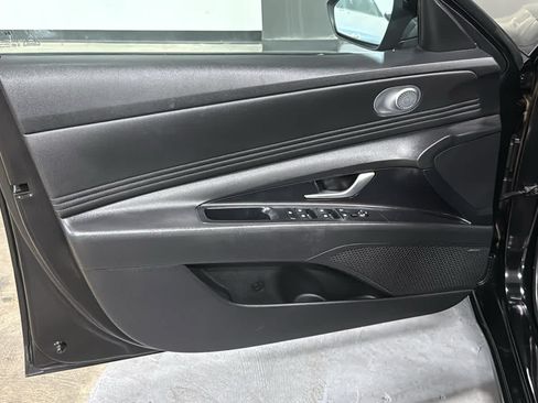 Used 2022 Hyundai Elantra Limited FWD image 9