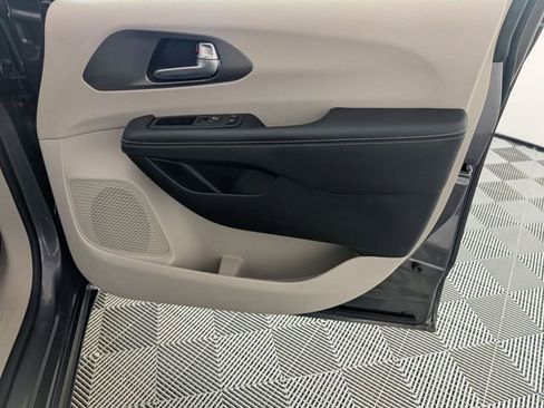 Used 2023 Chrysler Pacifica Touring-L image 33
