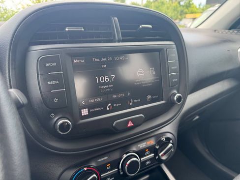 Used 2025 Kia Soul LX w/ LX Technology Package FWD image 19