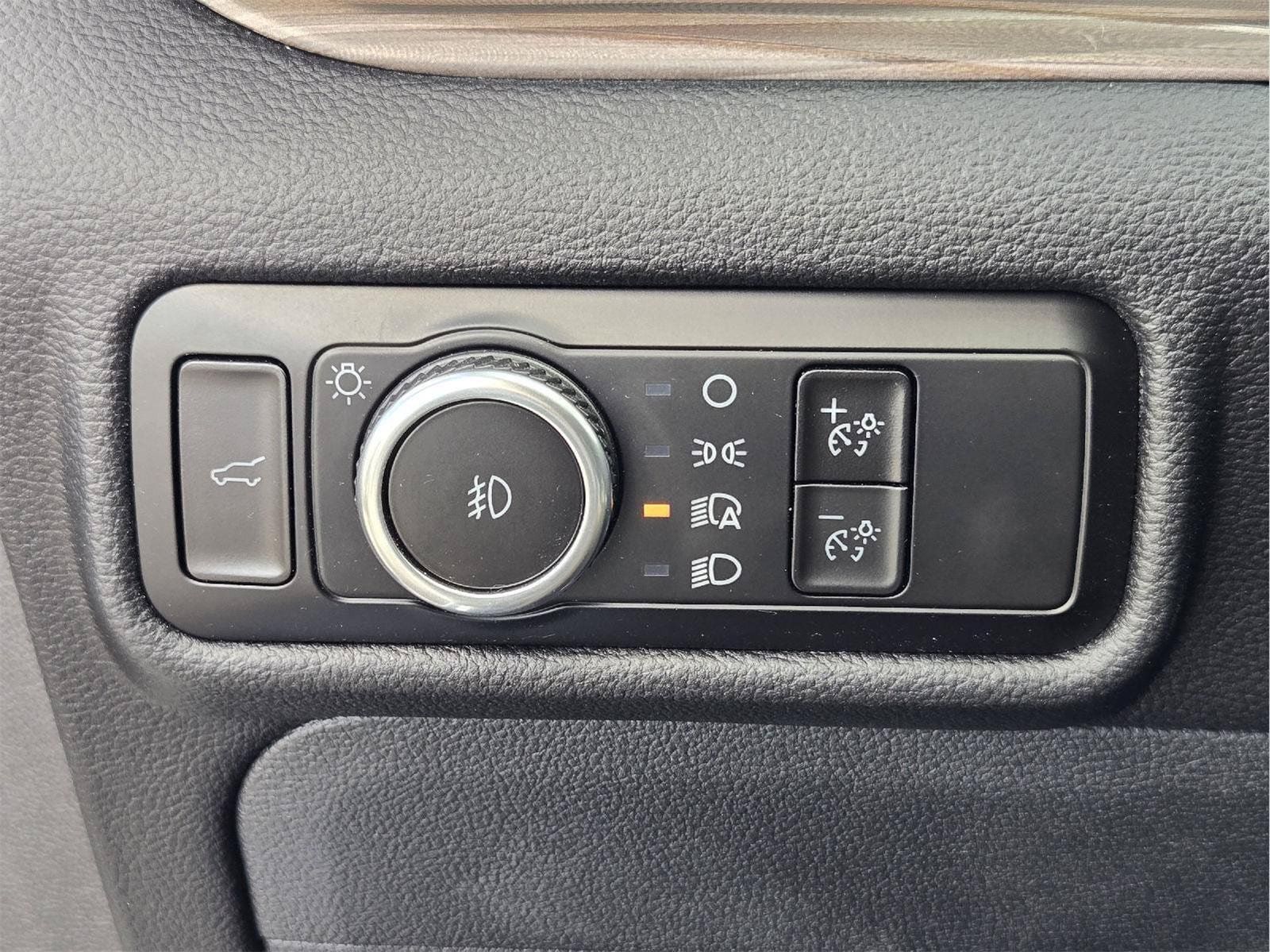 Used 2023 Ford Explorer Limited w/ Equipment Group 301A AWD/4WD image 18