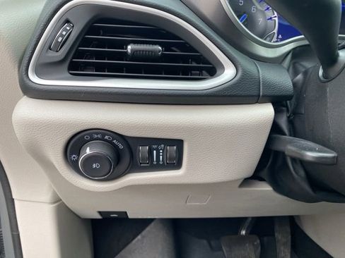 Used 2022 Chrysler Pacifica Touring-L image 18