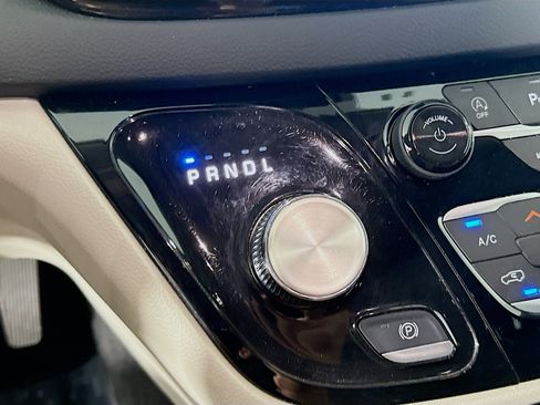 Used 2024 Chrysler Pacifica Touring-L image 20