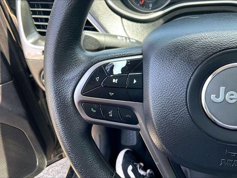 Used 2020 Jeep Cherokee Latitude FWD image 18