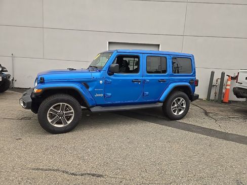 Used 2022 Jeep Wrangler Unlimited Sahara w/ Cold Weather Group AWD/4WD image 10