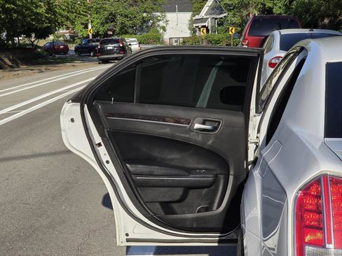 Used 2014 Chrysler 300 C image 32