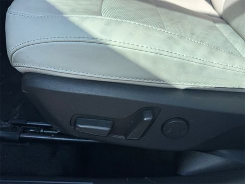 Used 2025 Kia Niro EX Touring image 12