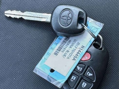 Used 2017 Toyota Sienna LE FWD image 32