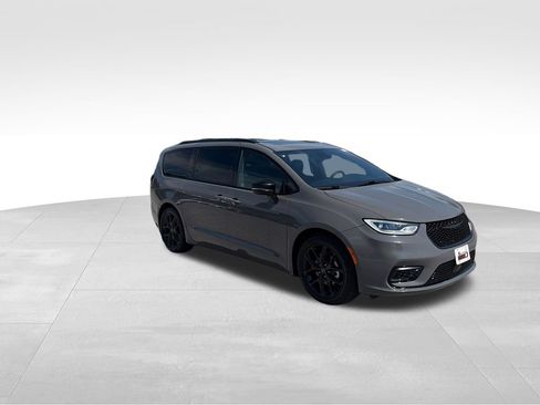 Used 2025 Chrysler Pacifica Limited FWD image 8