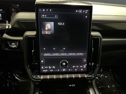 Used 2025 GMC Yukon XL AT4 image 8